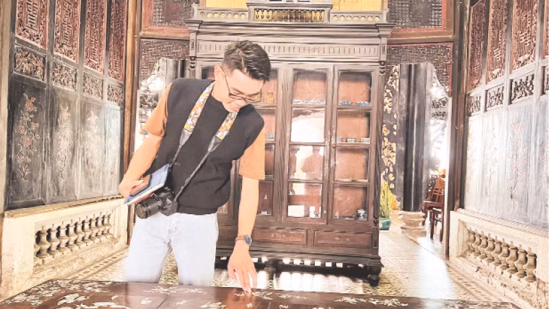 Du khách tham quan nhà cổ Huỳnh Thủy Lê.