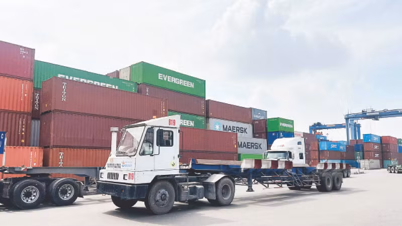 Cước vận tải biển tăng cao, thiếu container rỗng khiến nhiều doanh nghiệp xuất khẩu gặp khó. Trong ảnh: Cảng Cát Lái, Thành phố Hồ Chí Minh.