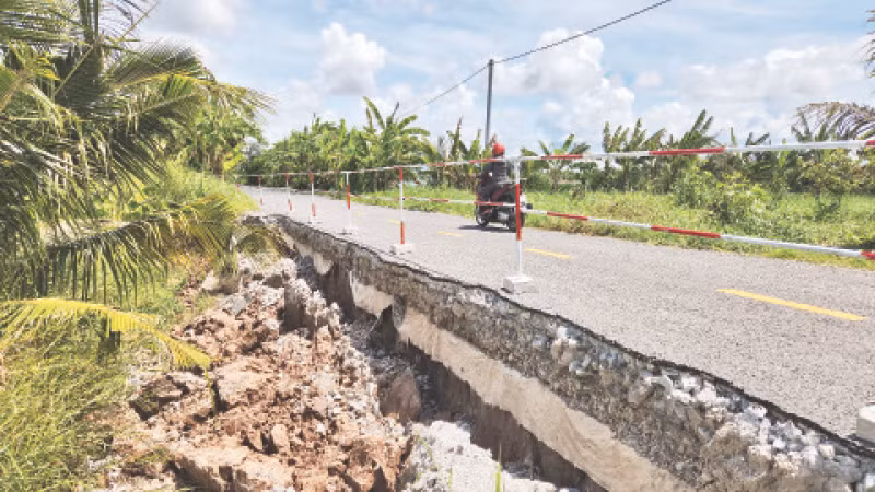 Nhiều đoạn của tuyến đường tỉnh 965 bị sạt lở được lắp rào chắn.