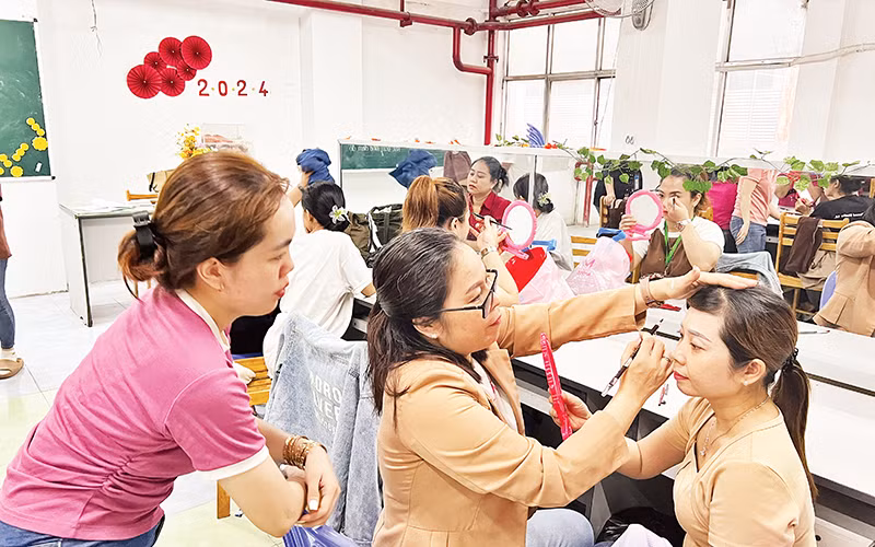 Lớp học trang điểm miễn phí dành cho công nhân Công ty Pouyuen.