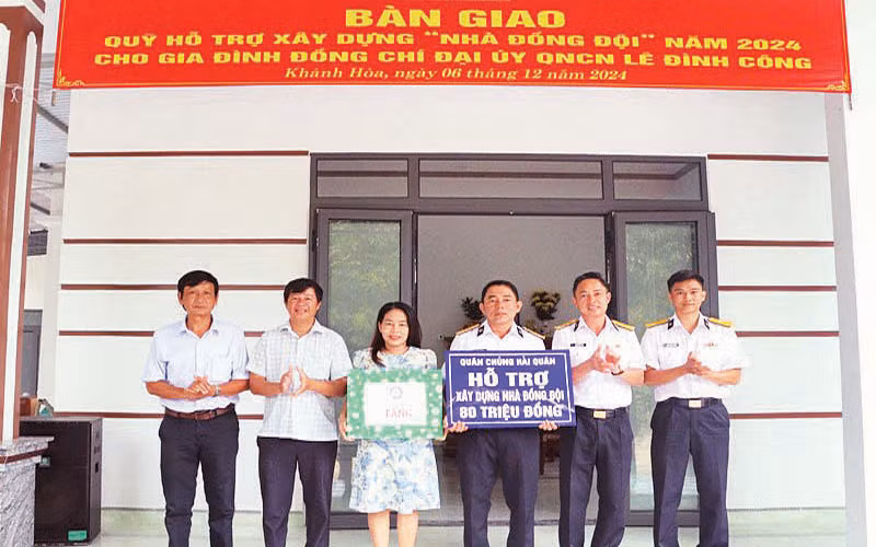 Đại diện Lữ đoàn 101, Vùng 4 Hải quân bàn giao Nhà đồng đội tặng gia đình đồng chí Lê Đình Công. (Ảnh HQ)