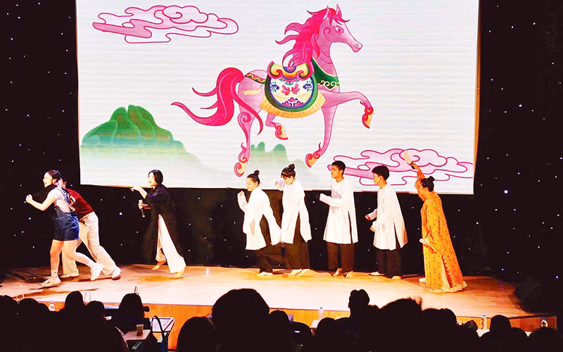 Phần biểu diễn kịch thể nghiệm và âm nhạc trên sân khấu của dự án “Vó ngựa hồng”. 