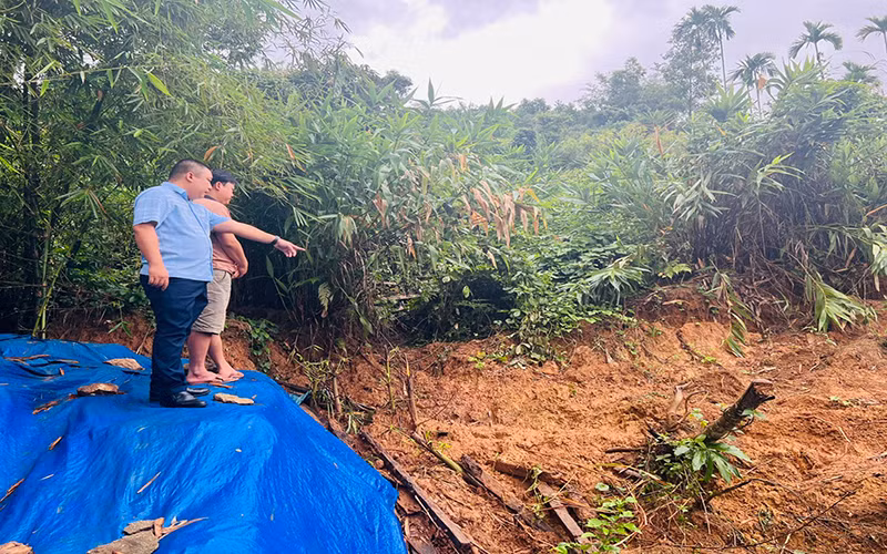 Một khu dân cư ở xã Trà Mai, huyện Nam Trà My luôn tiềm ẩn nguy cơ sạt lở bất cứ lúc nào.