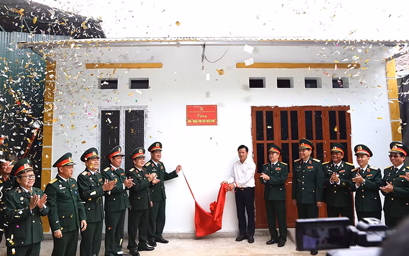 Lãnh đạo Hội Cựu chiến binh Việt Nam trao nhà "Nghĩa tình cựu chiến binh" tặng cựu chiến binh nghèo tại thôn Nà Bao, xã Minh Tâm, huyện Nguyên Bình (Cao Bằng).