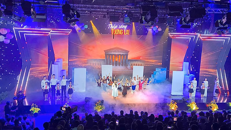 Chương trình giao lưu nghệ thuật “Thắp sáng tương lai”.