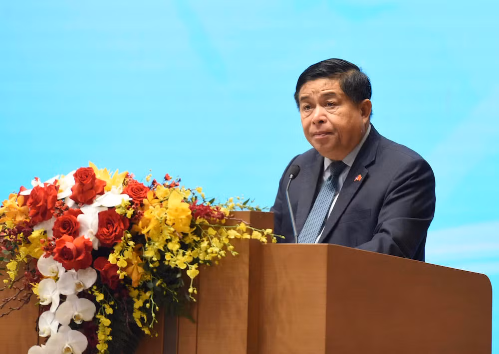Bộ trưởng Kế hoạch và Đầu tư Nguyễn Chí Dũng phát biểu khai mạc hội nghị phát biểu đánh giá về tình hình hợp tác đầu tư Việt Nam-Lào. Bộ trưởng Kế hoạch và Đầu tư Nguyễn Chí Dũng phát biểu khai mạc hội nghị phát biểu đánh giá về tình hình hợp tác đầu tư Việt Nam-Lào.