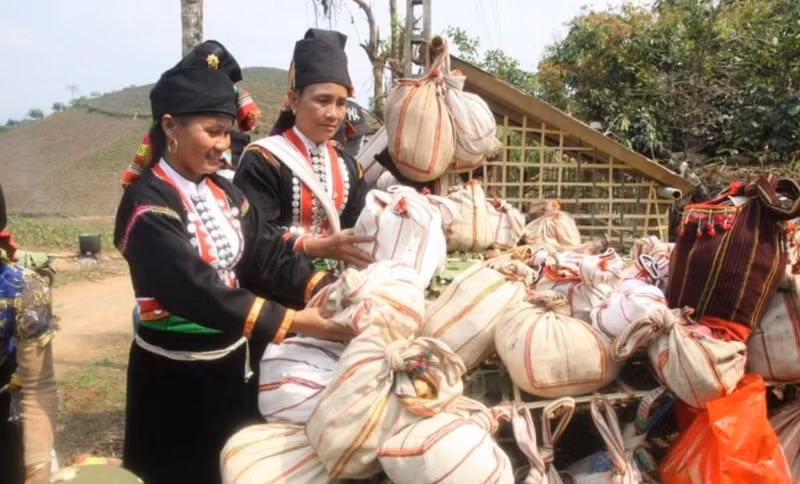 Đồng bào Khơ Mú treo túi quần áo tại lán thờ để cầu mong sức khỏe, con cháu được thần linh che chở.