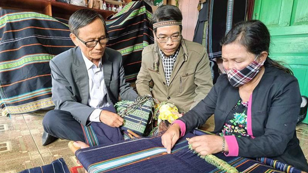 Dệt thổ cẩm truyền thống của đồng bào dân tộc bản địa nam Tây Nguyên.