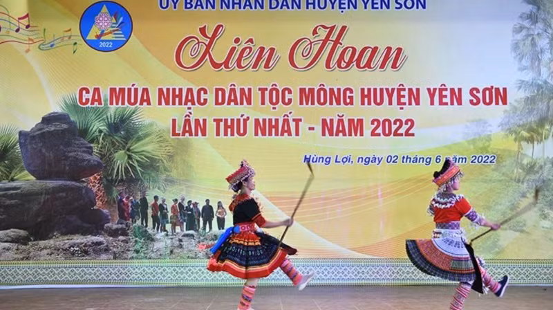 Tiết mục biểu diễn múa sênh tiền tại Liên hoan ca múa nhạc dân tộc H’Mông huyện Yên Sơn (Tuyên Quang).
