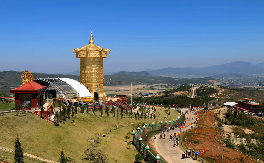 Đại bảo tháp kinh luân dát vàng 24k được xác lập kỷ lục thế giới cuối năm 2022.