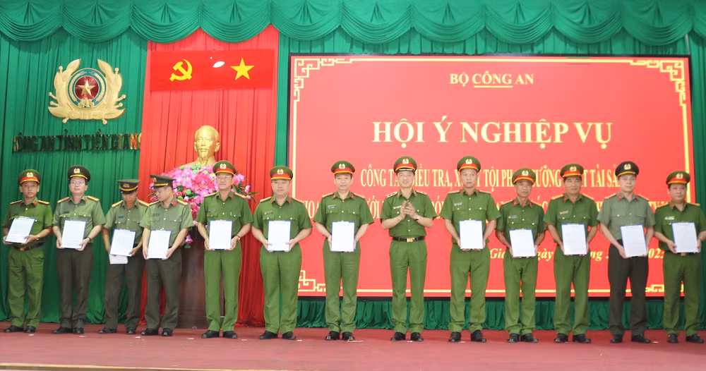 Các đơn vị, tập thể được Bộ trưởng Công an khen thưởng.