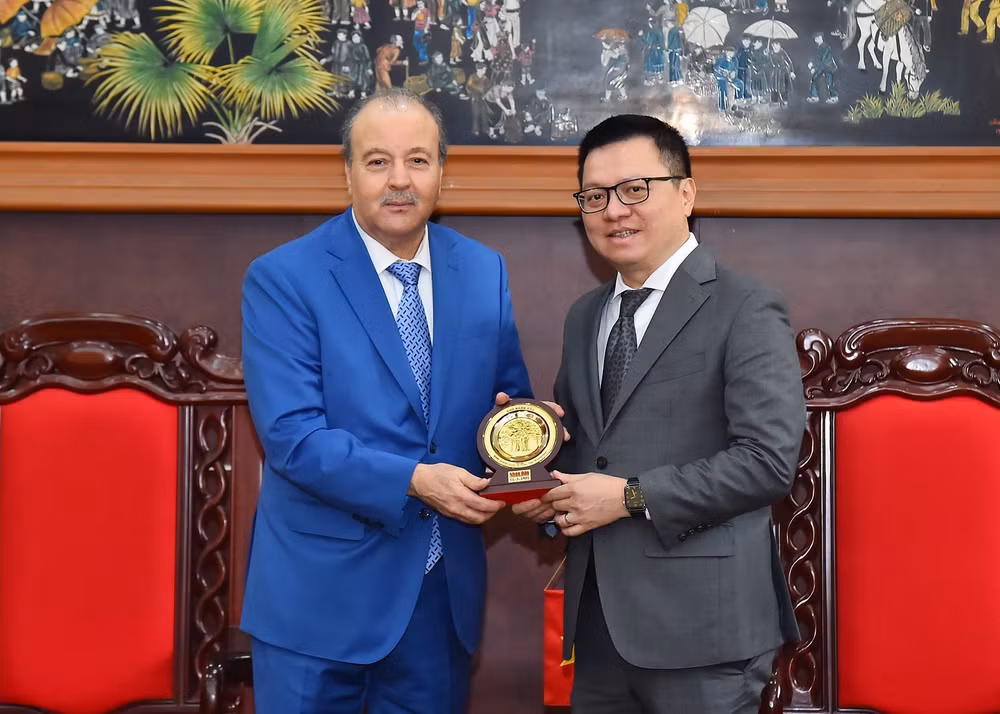 Tổng Biên tập Lê Quốc Minh tặng Đại sứ Abdelhamid Boubazine biểu trưng Báo Nhân Dân. (Ảnh: THỦY NGUYÊN)