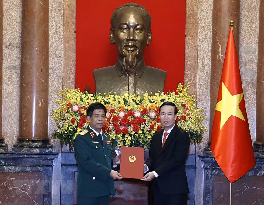 Chủ tịch nước Võ Văn Thưởng trao Quyết định thăng quân hàm từ Trung tướng lên Thượng tướng cho đồng chí Nguyễn Văn Nghĩa, Phó Tổng Tham mưu trưởng Quân đội nhân dân Việt Nam. (Ảnh: TTXVN)