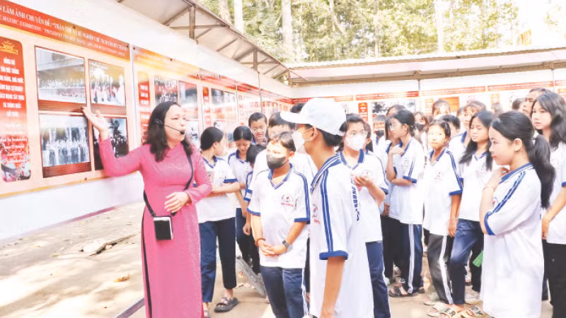 Học sinh Trường trung học cơ sở Phường 8, thành phố Trà Vinh nghe giới thiệu về Chủ tịch Tôn Đức Thắng. 