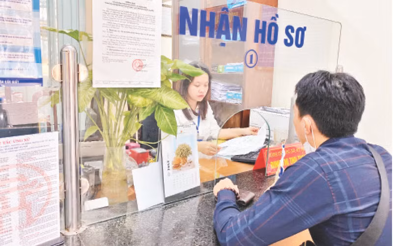 Giải quyết thủ tục hành chính tại Bộ phận một cửa phường Trung Hòa, quận Cầu Giấy, Hà Nội. 