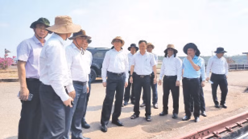 Bí thư Tỉnh ủy Bà Rịa-Vũng Tàu Phạm Viết Thanh (đứng giữa, đeo kính) kiểm tra thực tế tại hồ Sông Ray, huyện Xuyên Mộc.