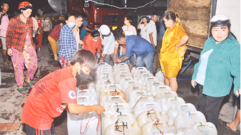 Người dân xã Tân Phước, huyện Gò Công Đông (Tiền Giang) đến lấy nước miễn phí từ các nhà hảo tâm.
