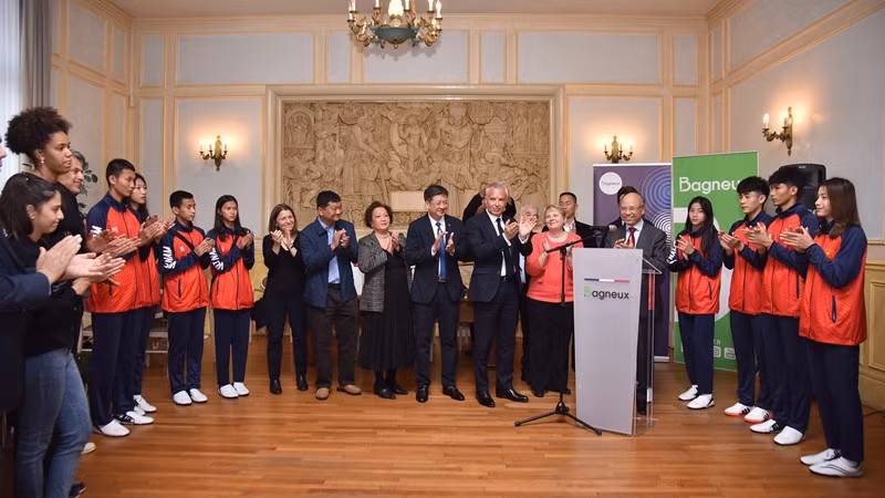 Đại sứ Đinh Toàn Thắng chúc đoàn tuyển trẻ taekwondo Việt Nam có những ngày tập huấn hiệu quả tại thành phố Bagneux. (Ảnh: MINH DUY)