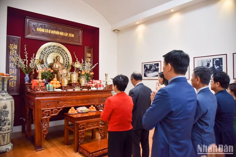 Lễ dâng hương diễn ra nhỏ gọn, nhưng là nguồn động viên lớn cho mỗi cán bộ cơ quan đại diện khi nhận nhiệm vụ công tác tại Pháp. (Ảnh: MINH DUY)