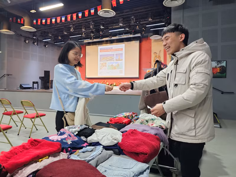 Quỹ thu được từ phiên chợ dùng để chia sẻ với những khó khăn của chiến sĩ và bà con nơi hải đảo. (Ảnh: MINH DUY)