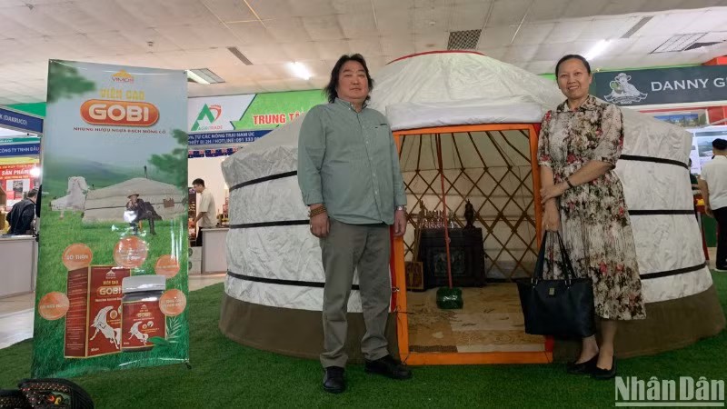 Nhiều khách tham quan check in tại các gian hàng của doanh nghiệp Mông Cổ.