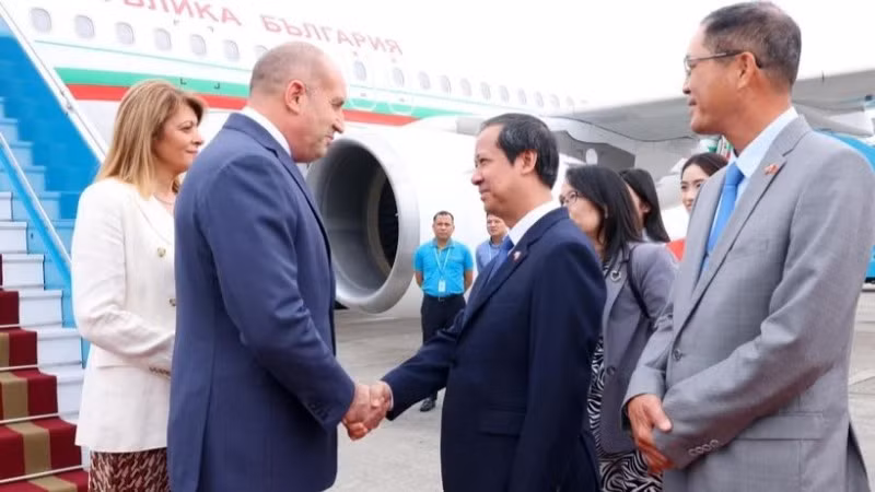 Bộ trưởng Giáo dục và Đào tạo Nguyễn Kim Sơn đón Tổng thống Cộng hòa Bulgaria Rumen Radev và Phu nhân tại sân bay quốc tế Nội Bài, Hà Nội. Ảnh: TTXVN