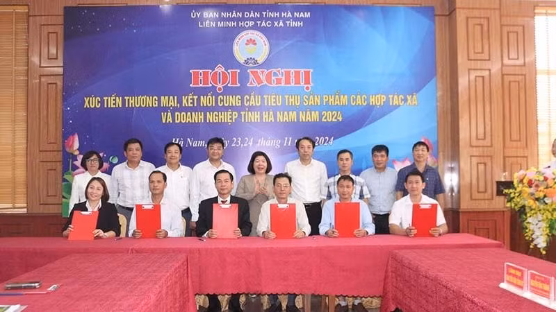 Ký kết biên bản ghi nhớ, hợp đồng hợp tác giữa các đơn vị và hợp tác xã trên địa bàn tỉnh Hà Nam. 