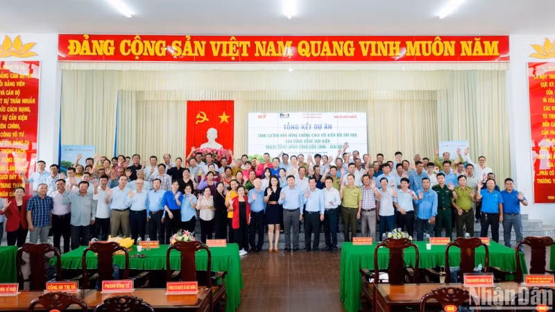 Các đại biểu chụp ảnh tại lễ tổng kết dự án “Tăng cường khả năng chống chịu với biến đổi khí hậu của cộng đồng ven biển thuộc Đồng bằng Sông Cửu Long – giai đoạn 1”. Các đại biểu chụp ảnh tại lễ tổng kết dự án “Tăng cường khả năng chống chịu với biến đổi khí hậu của cộng đồng ven biển thuộc Đồng bằng Sông Cửu Long – giai đoạn 1”.