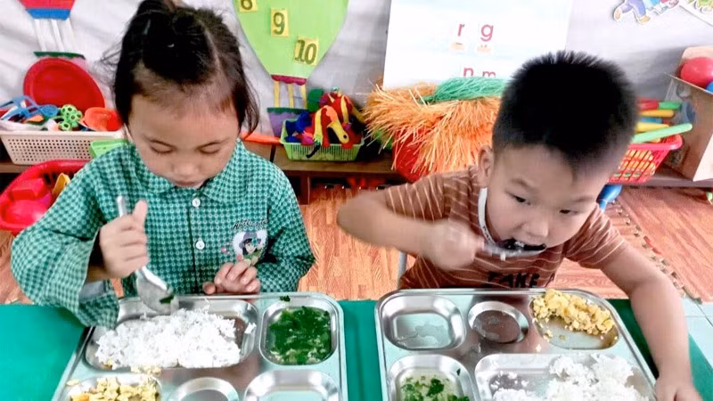 Những bữa cơm trưa đầy đủ chất dinh dưỡng của học sinh tại điểm trường Mầm non Vằng Loóng, xã Sinh Long, huyện Na Hang.