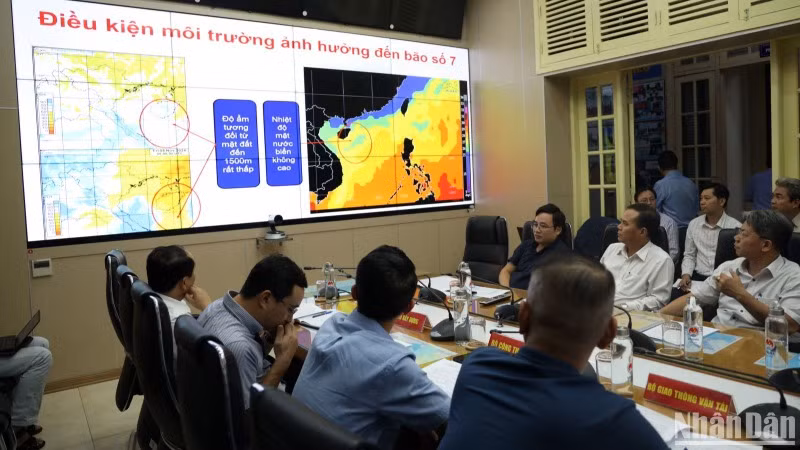 Các đại biểu tham dự cuộc họp ứng phó với bão số 7 (bão Yinxing) do Bộ Nông nghiệp và Phát triển nông thôn chủ trì chiều 8/11.