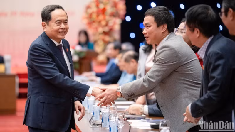 Chủ tịch Quốc hội Trần Thanh Mẫn với các đại biểu tại cuộc gặp mặt. Ảnh: DUY LINH