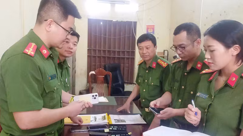 Công an xem xét, kê biên tang vật vụ án. Công an xem xét, kê biên tang vật vụ án.