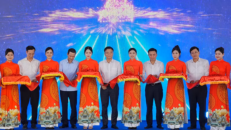 Phó Thủ tướng Chính phủ và các đại biểu cắt băng khánh thành đường dây 500kV mạch 3 tại điểm cầu Thanh Hóa.