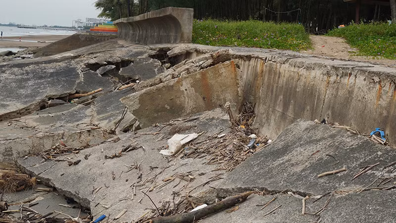 Một điểm mái bê-tông ở Hoằng Trường bị sụt tụt.