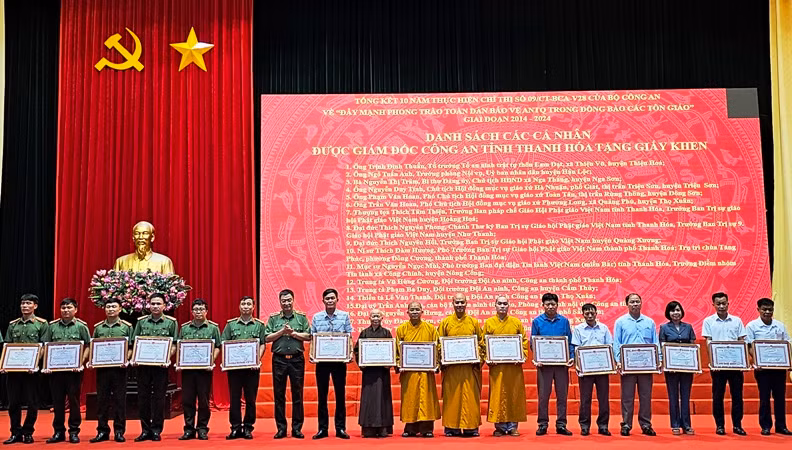 Lãnh đạo Công an tỉnh Thanh Hóa trao tặng Giấy khen cho các cá nhân có thành tích xuất sắc.