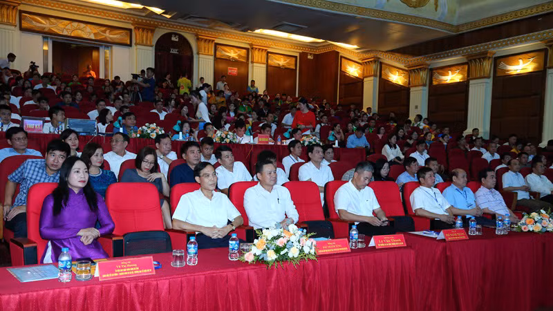 Các đại biểu, khán giả xem các nội dung thi.