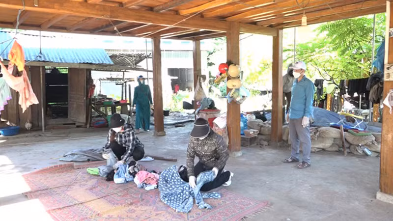 Người dân được hướng dẫn vệ sinh cá nhân, xử lý đồ dùng thường nhật.
