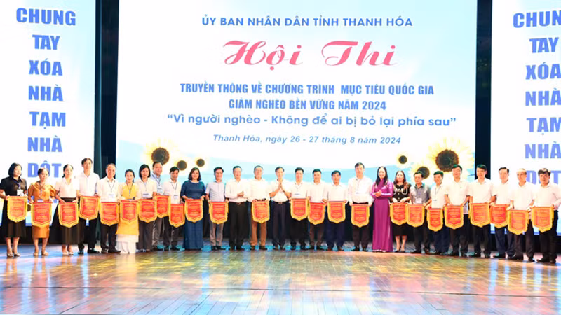 Ban tổ chức tặng cờ lưu niệm cho các đội dự thi.