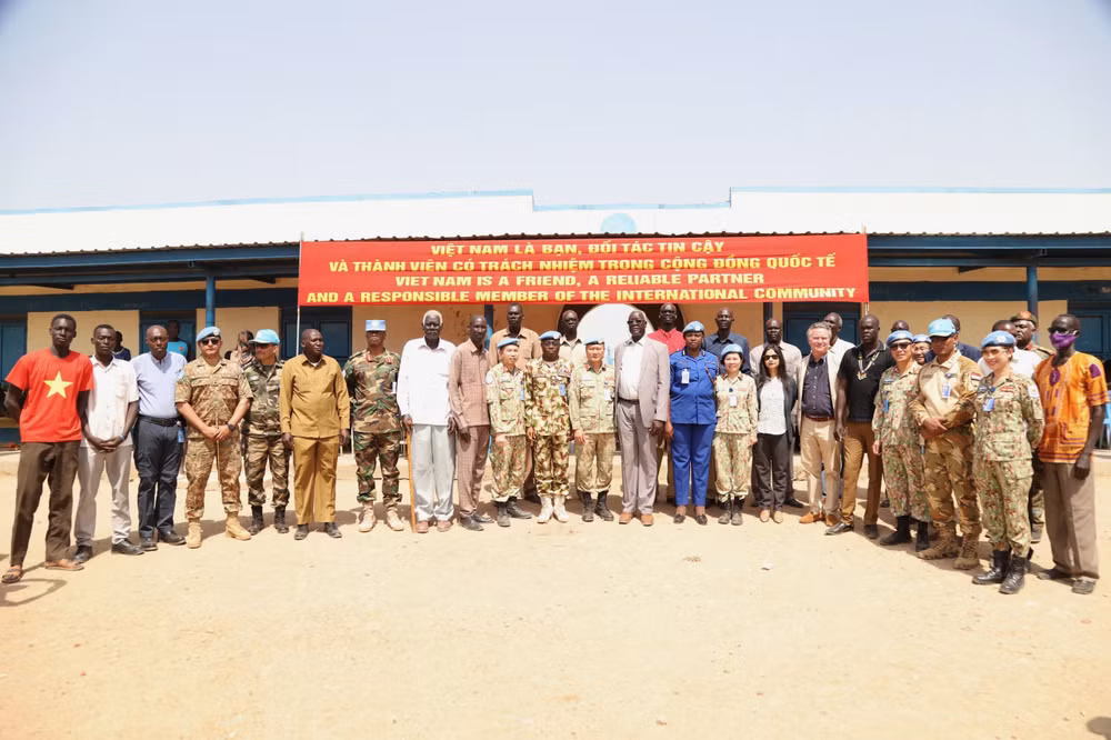 Các đại biểu tham dự Lễ cắt băng khánh thành và bàn giao các công trình nhân đạo, do Đội Công binh số 1 Việt Nam làm tặng Trường cấp 3 Abyei. (Ảnh: Đội Công binh số 1 Việt Nam cung cấp) Các đại biểu tham dự Lễ cắt băng khánh thành và bàn giao các công trình nhân đạo, do Đội Công binh số 1 Việt Nam làm tặng Trường cấp 3 Abyei. (Ảnh: Đội Công binh số 1 Việt Nam cung cấp)