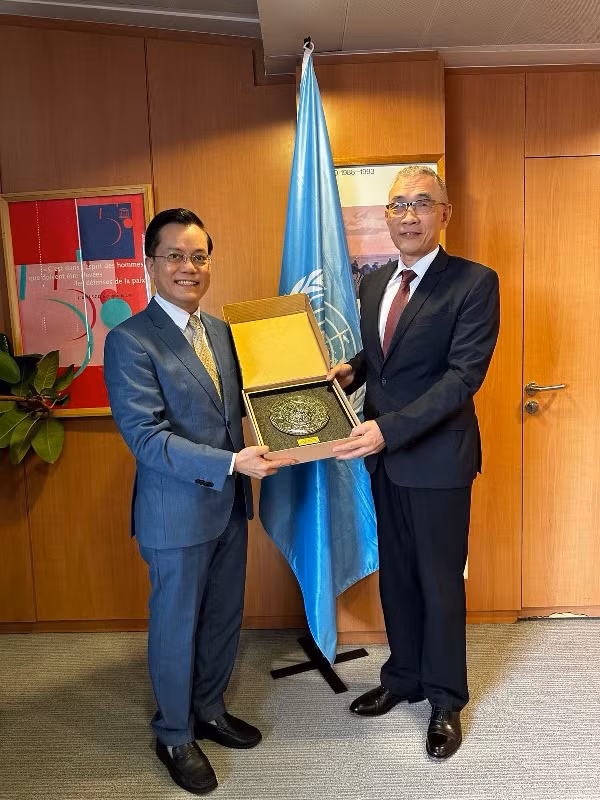 Thứ trưởng Ngoại giao Hà Kim Ngọc, Chủ tịch Ủy ban Quốc gia UNESCO Việt Nam đã có buổi tiếp xúc, làm việc với Phó Tổng Giám đốc UNESCO kiêm Trợ lý Tổng Giám đốc về Quan hệ đối ngoại và Ưu tiên Châu Phi Xing Qu.