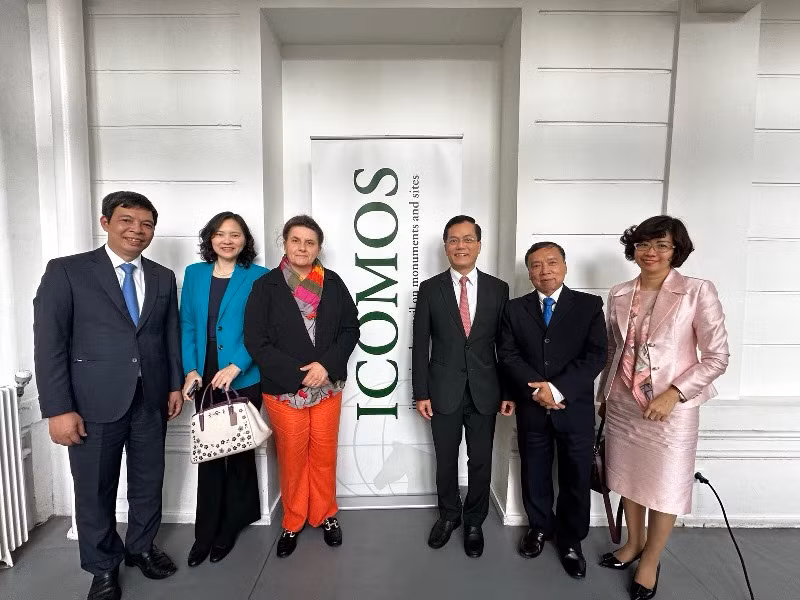 Thứ trưởng Ngoại giao Hà Kim Ngọc, Chủ tịch Ủy ban Quốc gia UNESCO Việt Nam đã có buổi tiếp xúc, làm việc với Giám đốc bộ phận tư vấn và giám sát thực hiện Công ước di sản thế giới của ICOMOS Regina Durighello.