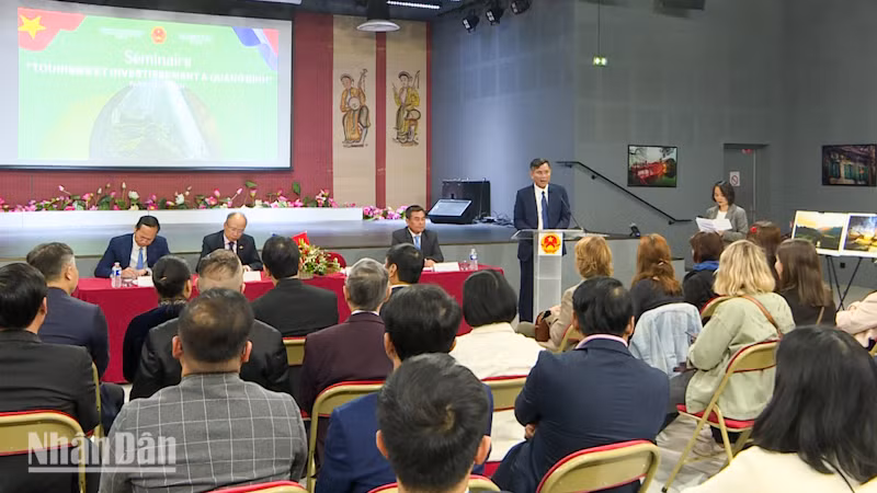 Chủ tịch UBND tỉnh Quảng Bình Trần Thắng nhấn mạnh: Hội nghị này là tiền đề quan trọng cho tỉnh Quảng Bình trong việc đẩy mạnh các hoạt động quảng bá du lịch và xúc tiến các nhà đầu tư triển khai các dự án về du lịch bền vững, nông nghiệp công nghệ cao, năng lượng tái tạo, các ngành kinh tế xanh tại Quảng Bình. (Ảnh: KHẢI HOÀN)