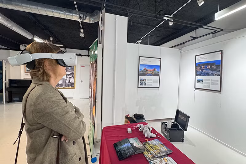 Trải nghiệm công nghệ thực tế ảo về Quảng Bình - điểm đến thiên nhiên, hấp dẫn và khác biệt với nhiều tiềm năng, thế mạnh, cơ hội đầu tư. (Ảnh: KHẢI HOÀN)