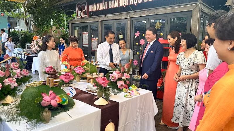 Đại sứ Mỹ tại Việt Nam Marc Knapper và các đại biểu tham quan các gian hàng ẩm thực tại Ngày hội (Ảnh: KIM LĨNH)