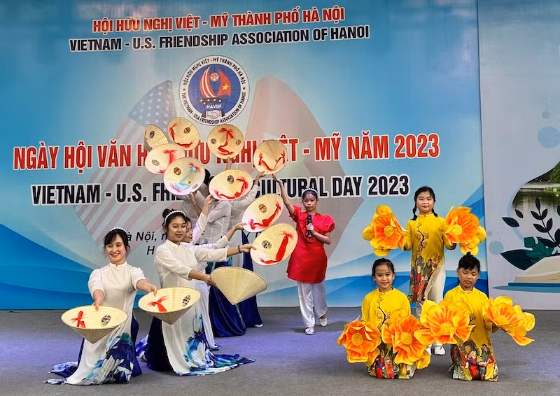 Tiết mục hát múa “Việt Nam trong tôi là” của các cô giáo và học sinh Trường tiểu học Tràng An, Quận Hoàn Kiếm, Hà Nội.