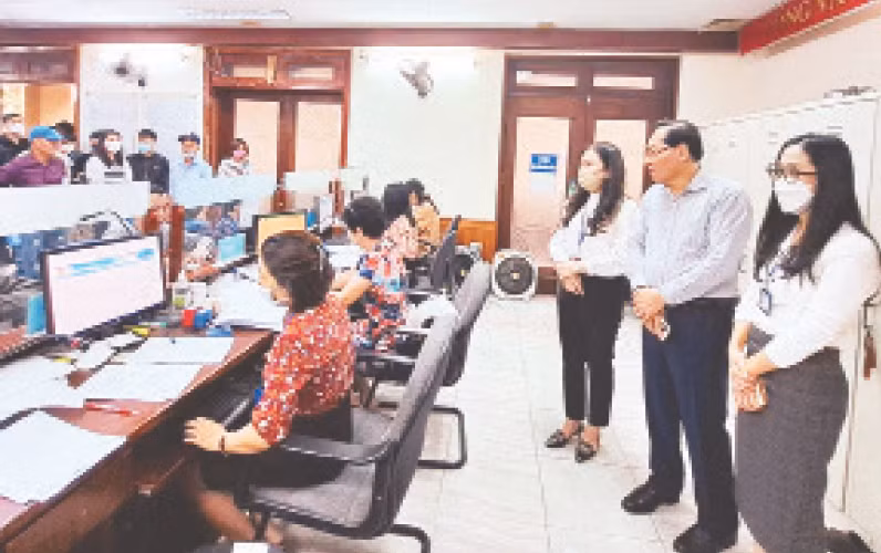 Đoàn kiểm tra công vụ thành phố kiểm tra thực tế việc tiếp nhận, giải quyết thủ tục hành chính tại bộ phận “một cửa” thuộc Sở Tư pháp Hà Nội trong ngày 7/4. (Ảnh LINH CHI)