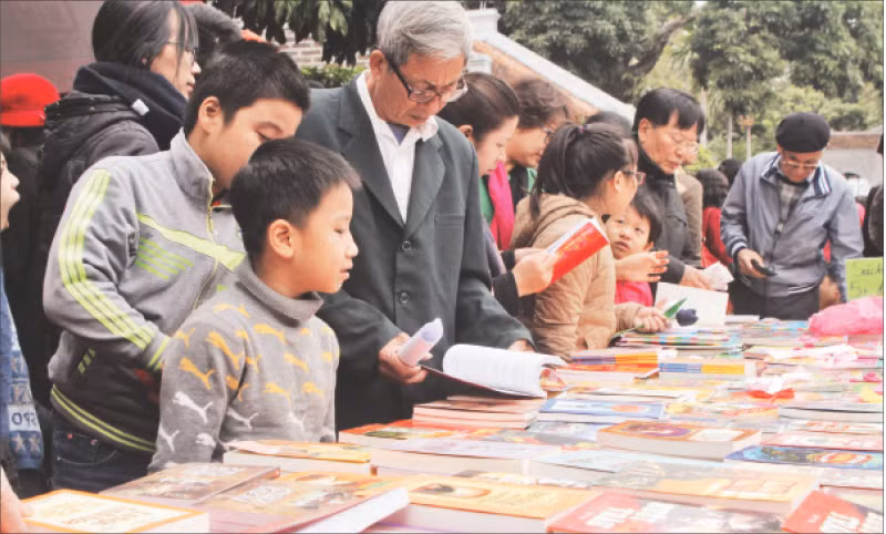Sách văn học luôn thu hút được sự quan tâm của độc giả nhiều thế hệ. (Ảnh VIỆT KHÔI)