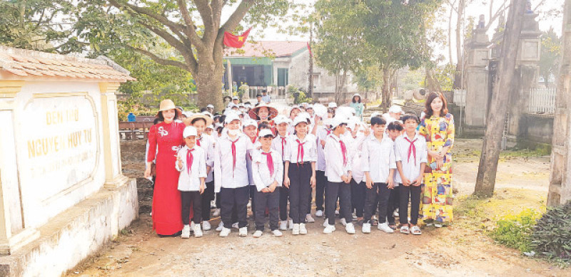 Học sinh tham quan, khám phá di sản văn hóa tại làng Trường Lưu.