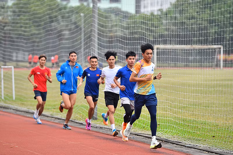 Các thành viên Đội tuyển Điền kinh tập luyện hướng tới Sea Games 32. (Ảnh THỦY NGUYÊN)