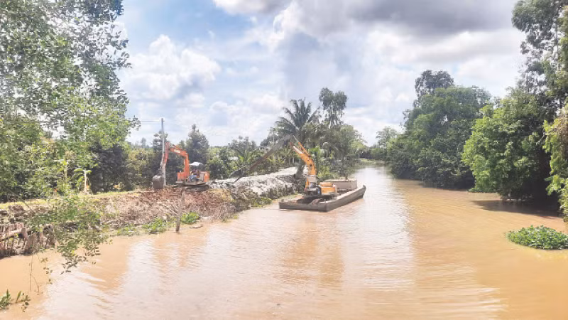 Nạo vét các công trình thủy lợi nội đồng phục vụ tưới tiêu trong mùa hạn, mặn xâm nhập.
